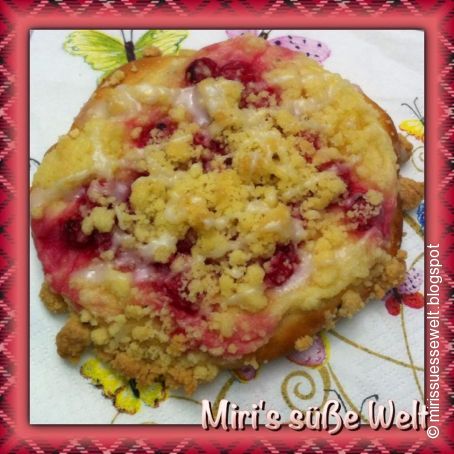 Streuselteilchen mit Johannisbeeren