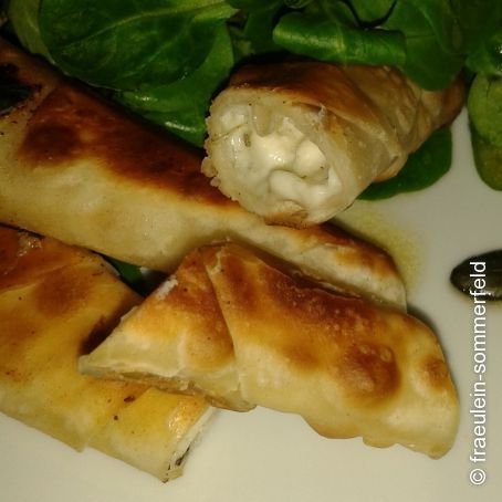 Strudelzigarre gefüllt mit feiner Zitronen-Feta-Creme