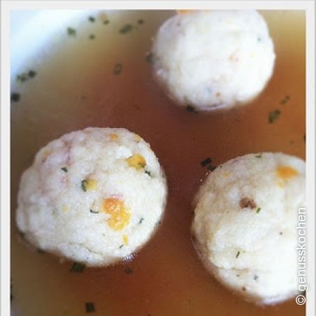 Fleischbrühe mit Speck-Grießknödel