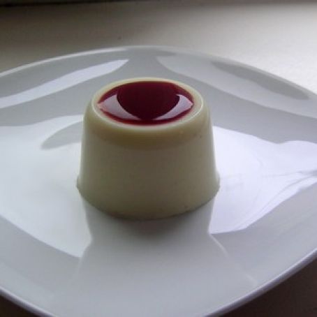 Panna Cotta mit roten Früchten