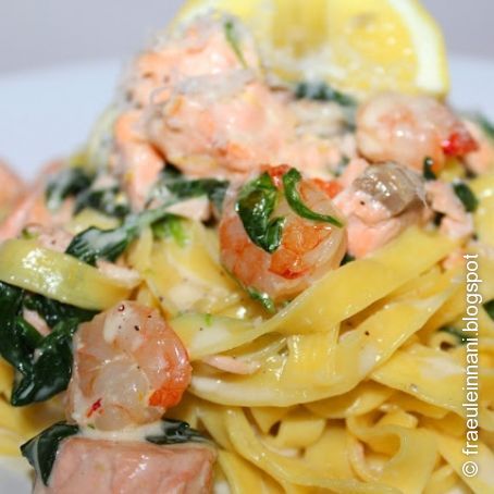 Tagliatelle mit Lachs, Garnelen und Spinat