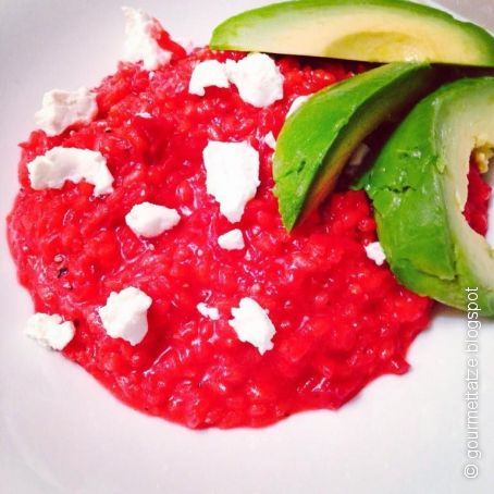 Rote-Bete-Risotto mit Avocado und Ziegenfrischkäse