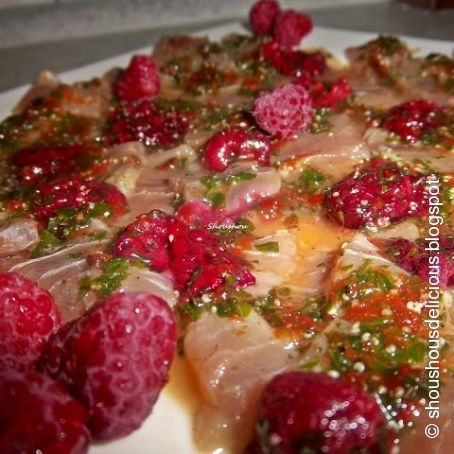 Thunfisch Carpaccio mit Himbeerdressing und Sesam-Crostini