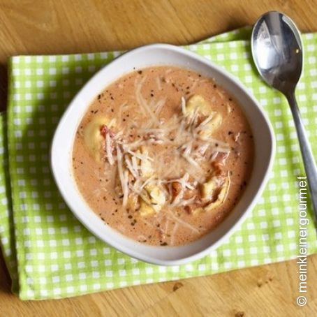 Cremige Tortellini-Tomaten-Suppe