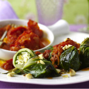 Gefüllte Mangoldröllchen mit Mandel-Frischkäse-Reis zu geschmolzenen Tomaten