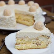 Sahnige RAFFAELLO-Torte mit gehackten Mandeln, EISWAFFELN und zarten KOKOSFLOCKEN