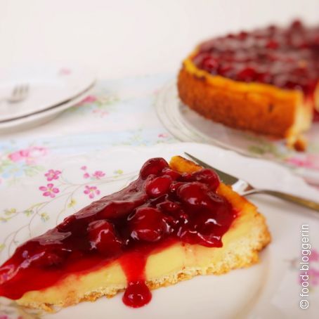 Veganer Käsekuchen mit Kirsch-Topping