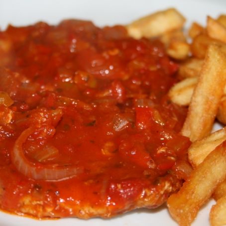 Schnitzel mit Zigeunersoße und Pommes