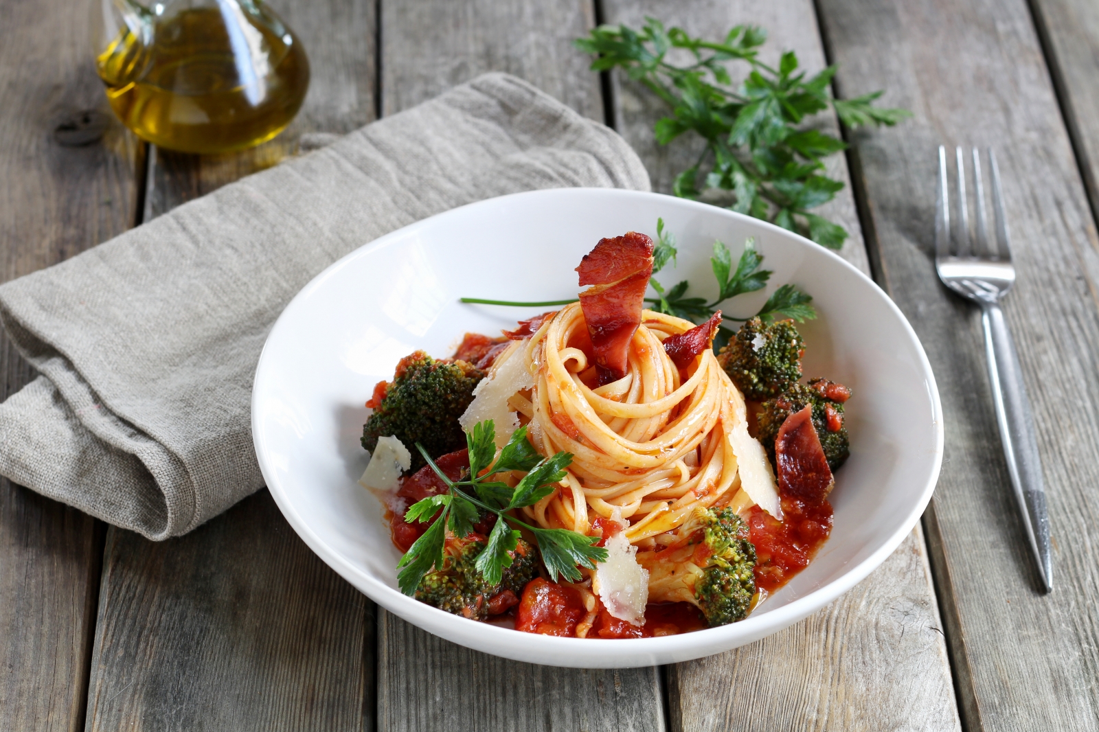 Linguine al Arrabbiata mit Broccoli und knusprigem Serrano