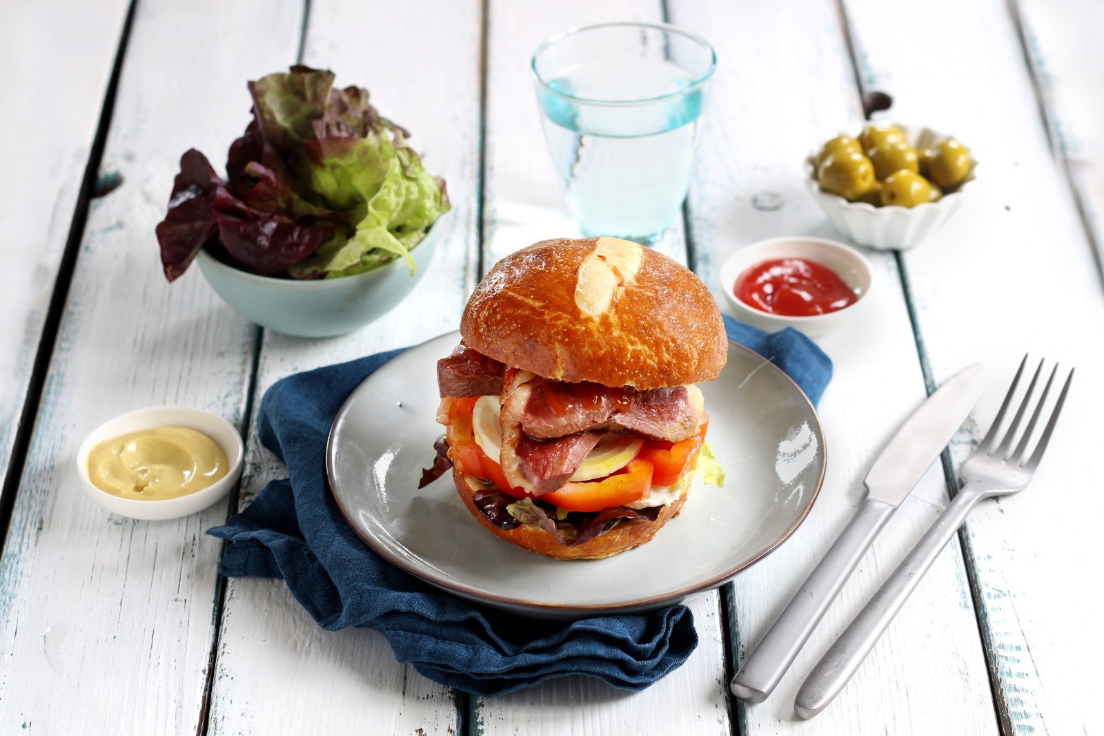 Gourmetburger mit knuspriger Entenbrust und selbstgebackenem Laugenbrötchen