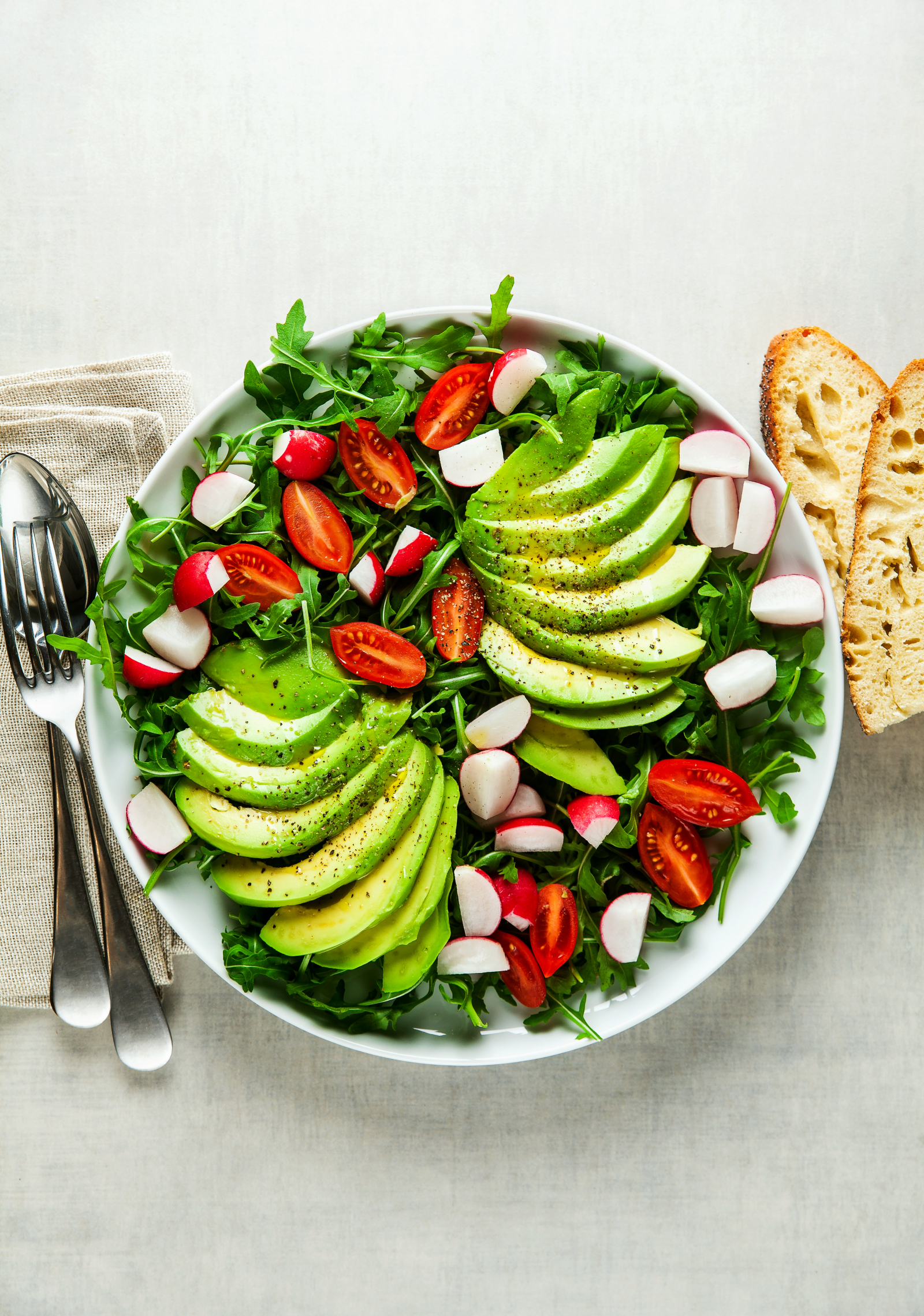 Dieser bunte Salat mit Avocado und Gemüse ist das ideale Sommergericht!
