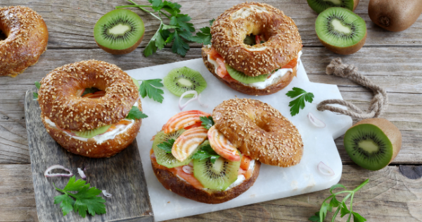 asdLeckere Abwechslung: selbst gebackene Sesambagel mit Räucherlachs ...