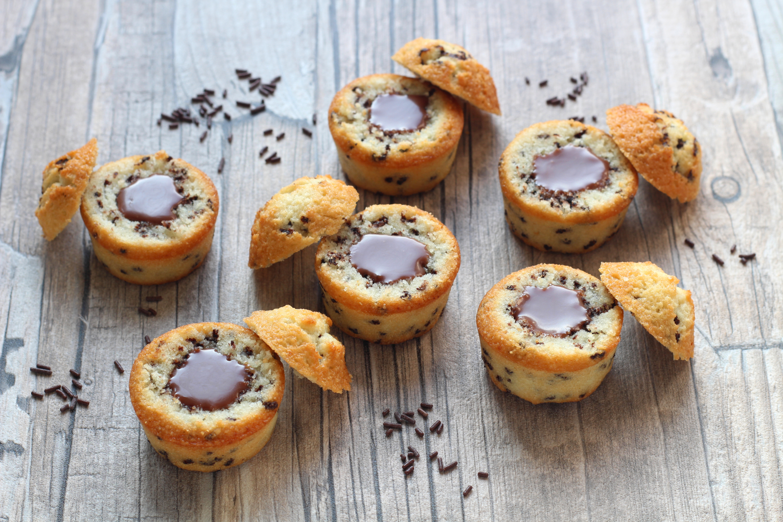 Mini-Stracciatella-Muffins mit flüssigem Schokoladenkern
