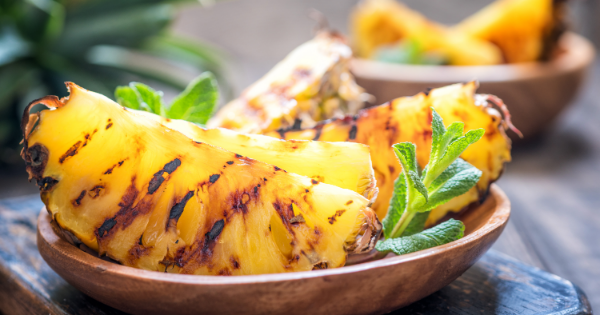 Das perfekte Dessert für die Gartenparty - Gegrillte Ananas mit Honig