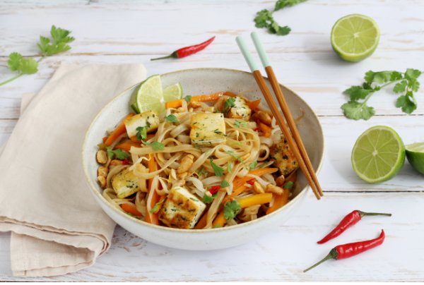 Köstliches thailändisches Pad Thai mit Tofu und frischem Gemüse