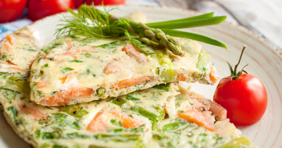 Leckere Frittata mit Lachs und grünem Spargel