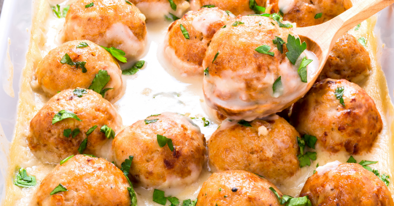 Leckere Fleischbällchen in cremiger Sauce nach schwedischem Vorbild
