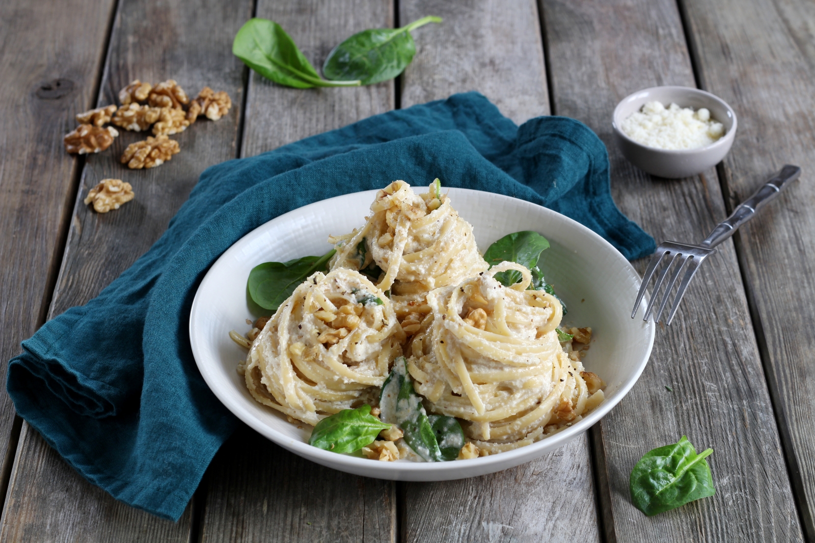 Linguine in cremiger Ricotta-Walnusssauce mit zartem Spinat