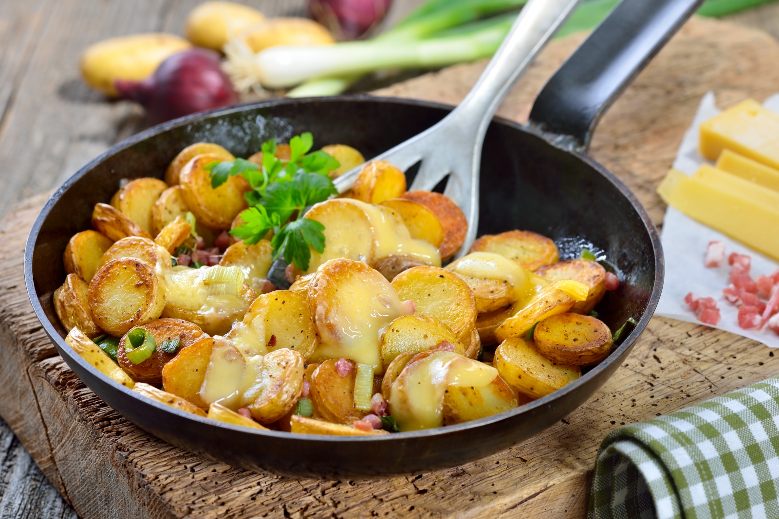 Bratkartoffeln mit Raclettekäse und Speck
