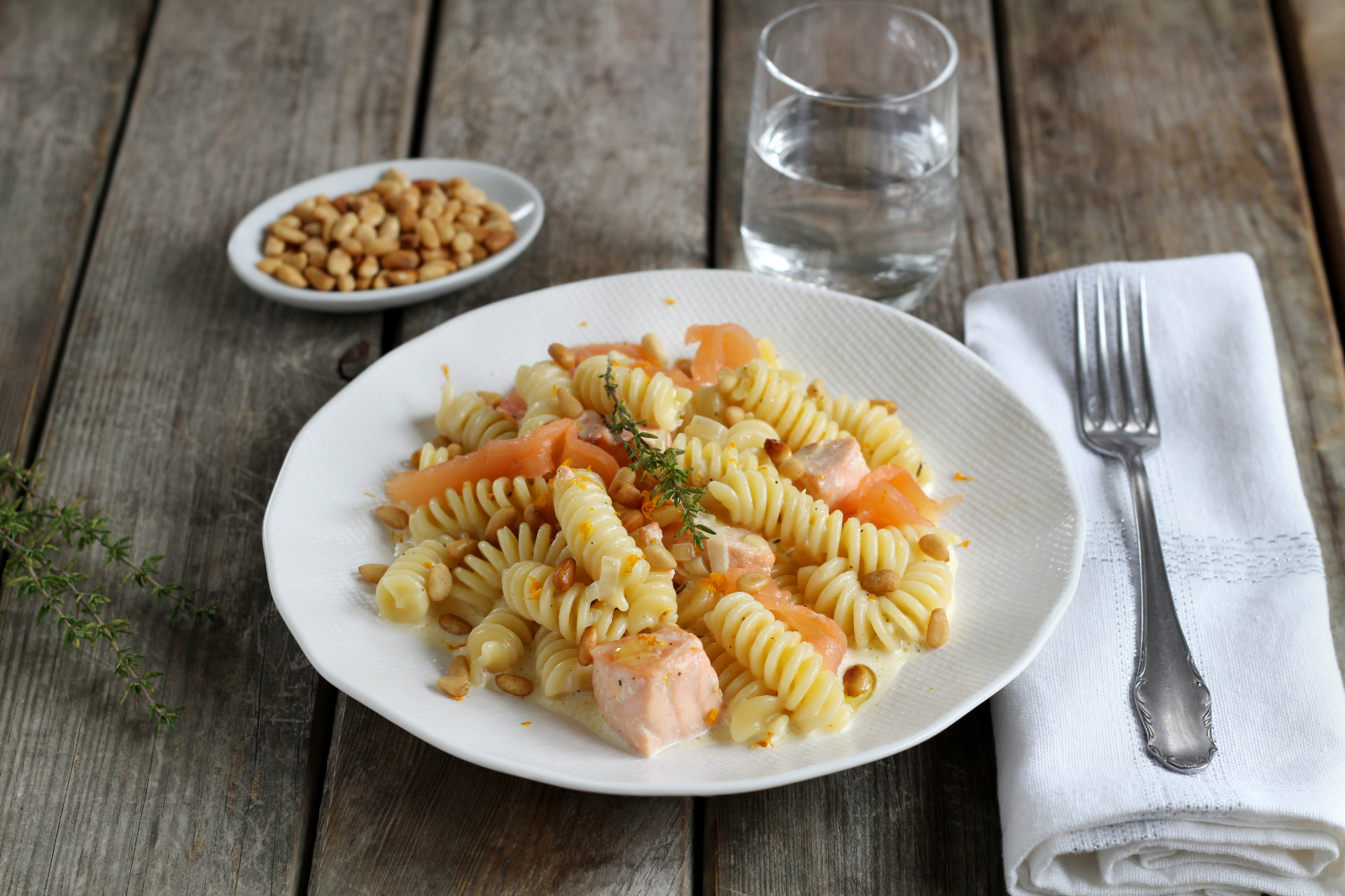 Fusilli in fruchtig-cremiger LACHS-ORANGEN SAUCE mit gerösteten ...