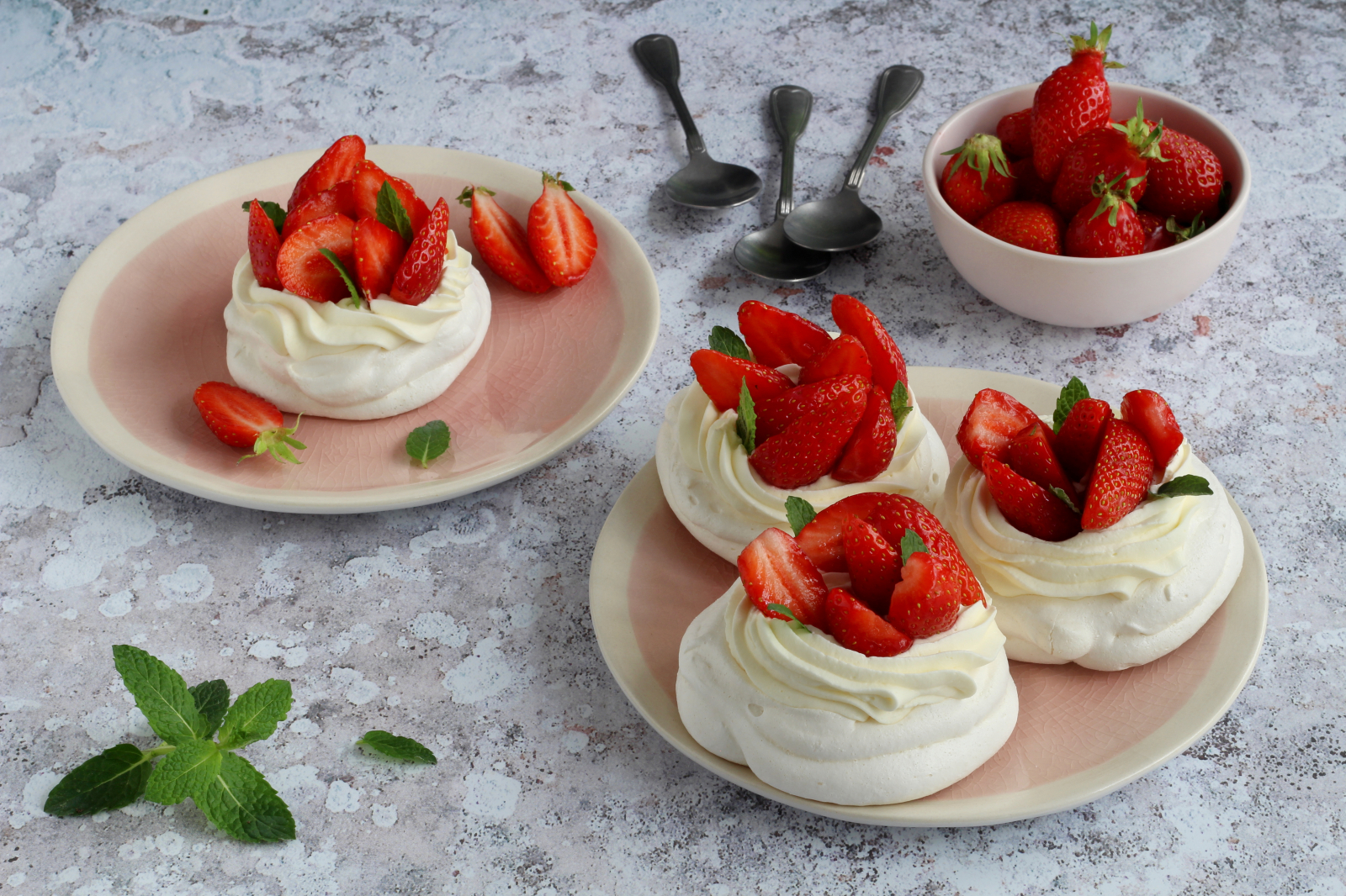 Mini PAVLOVA mit ERDBEEREN aus nur 5 Zutaten