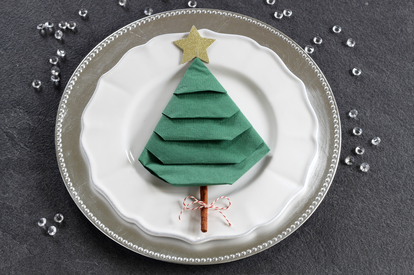 Süße Weihnachtsdeko: So faltet ihr eure Servietten in Weihnachtsbaum-Form