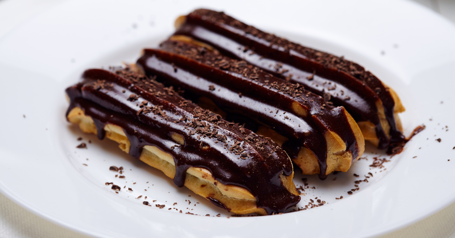 Schokoladen-Eclairs, ein göttliches französisches Dessert mit sahniger ...