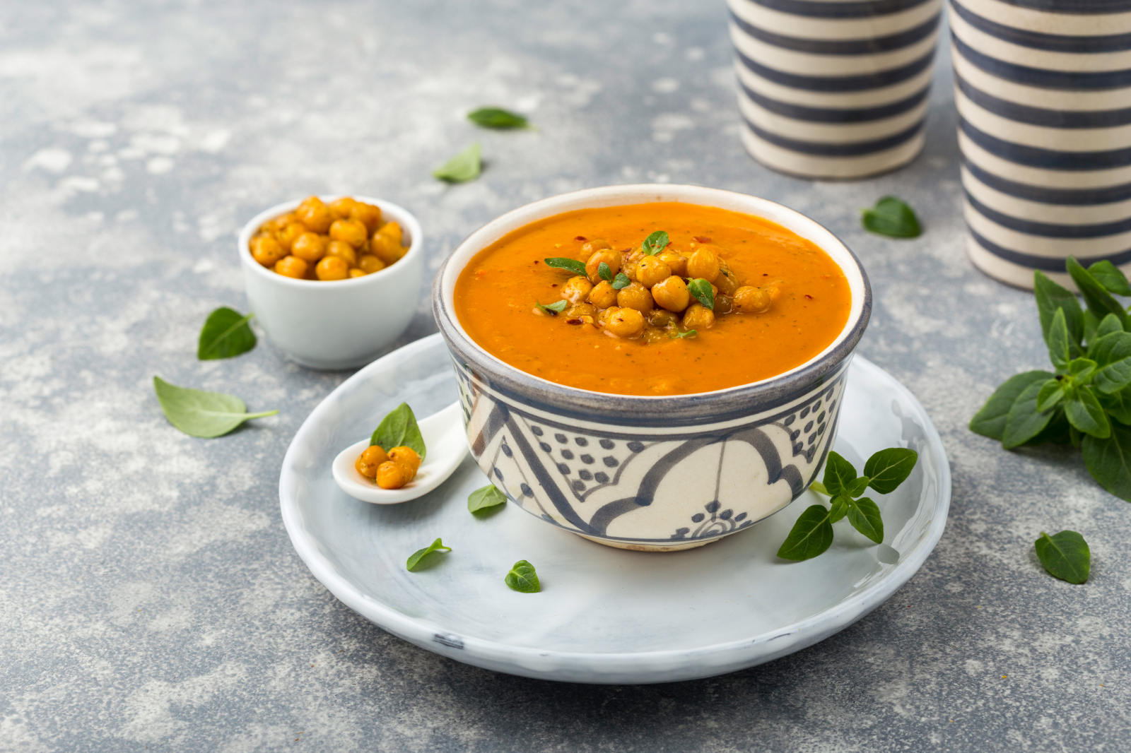 Würzig und gesund: Orientalische Linsensuppe mit Koriander und Kichererbsen