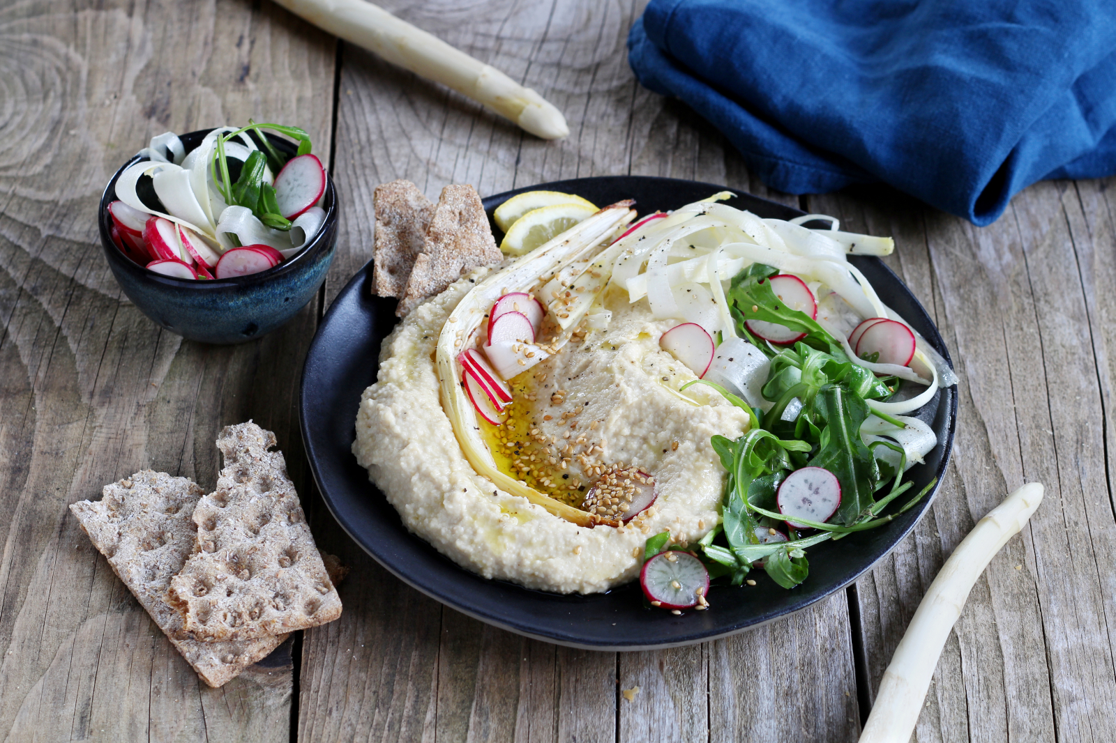 Würziger SPARGELHUMMUS mit knackigem Salat
