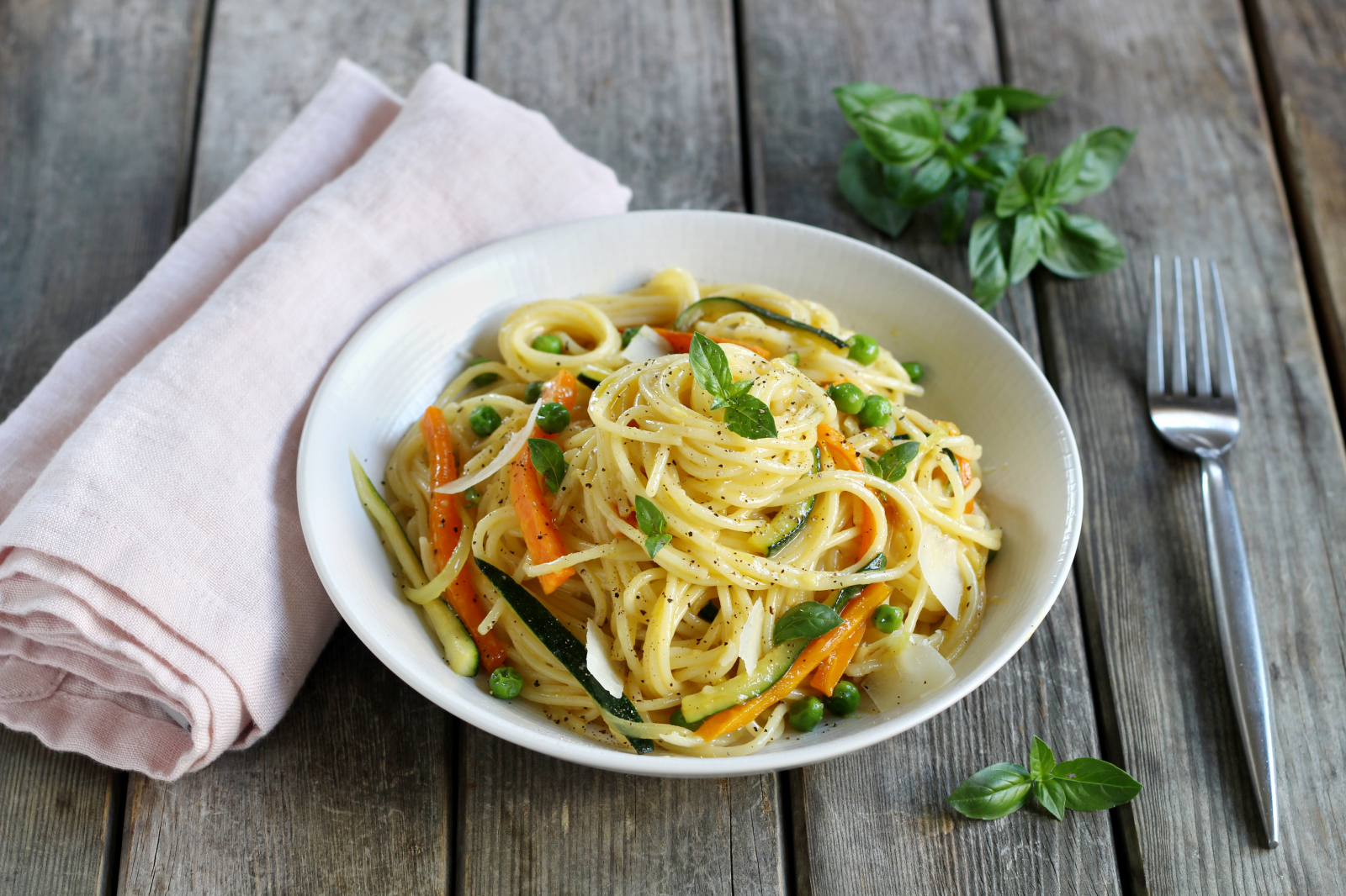 &amp;quot;Carbonara&amp;quot; mal anders: Spaghetti mit Gemüse, Ei und Parmesan