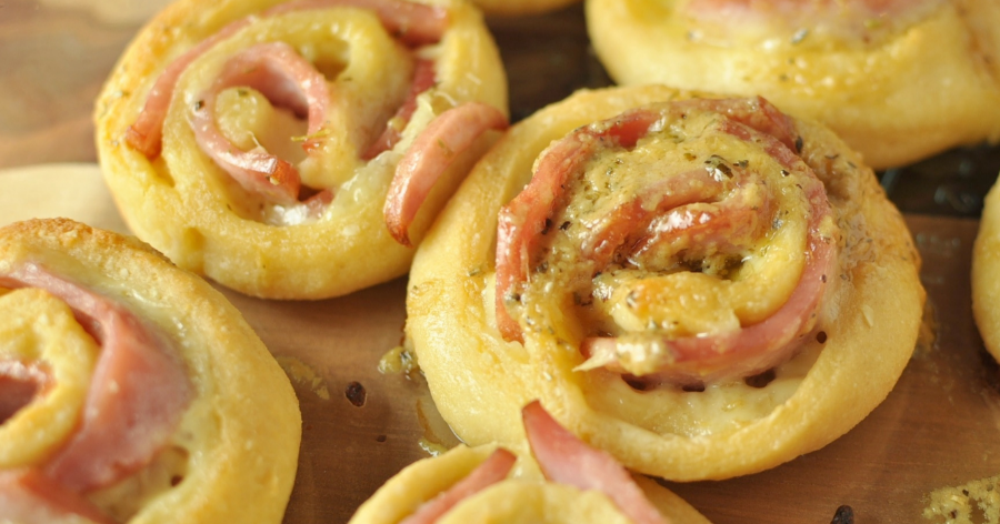 Herzhaft gefüllte Blätterteigschnecken mit Schinken, Käse und Zucchini