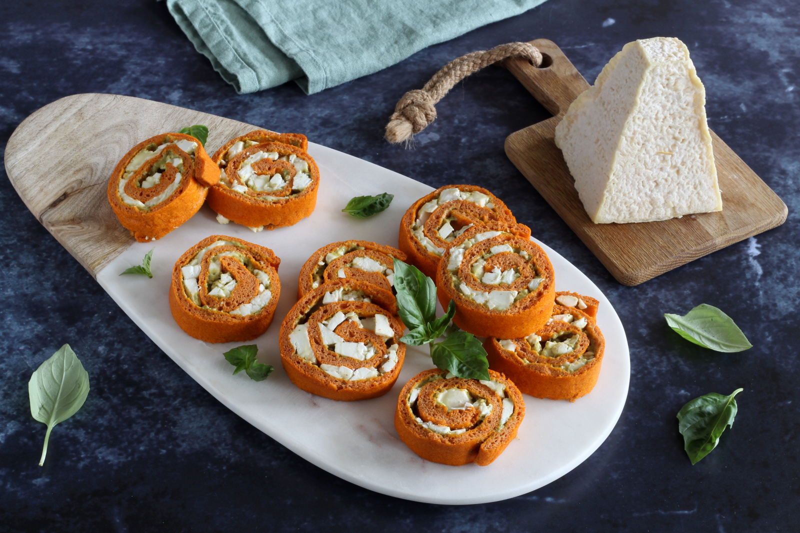 Leckeres Fingerfood: Tomatenschnecken mit Ziegenweichkäse