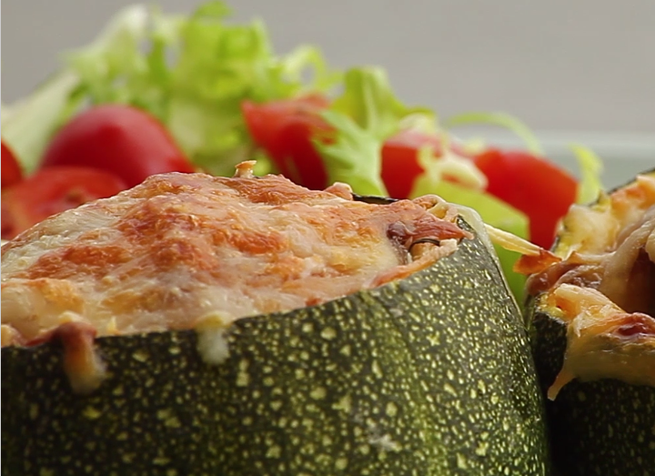 LECKER GEFÜLLT: Runde Zucchini mit Gemüse und Käse überbacken