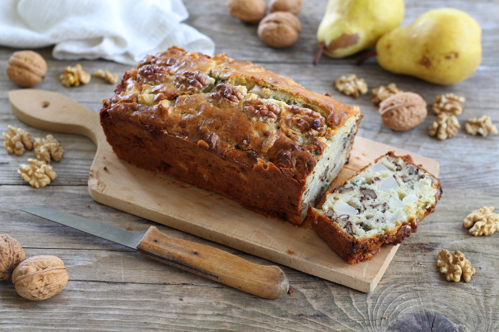 Süßer, herzhafter Herbst - Nusskuchen mit Birne und Roquefort