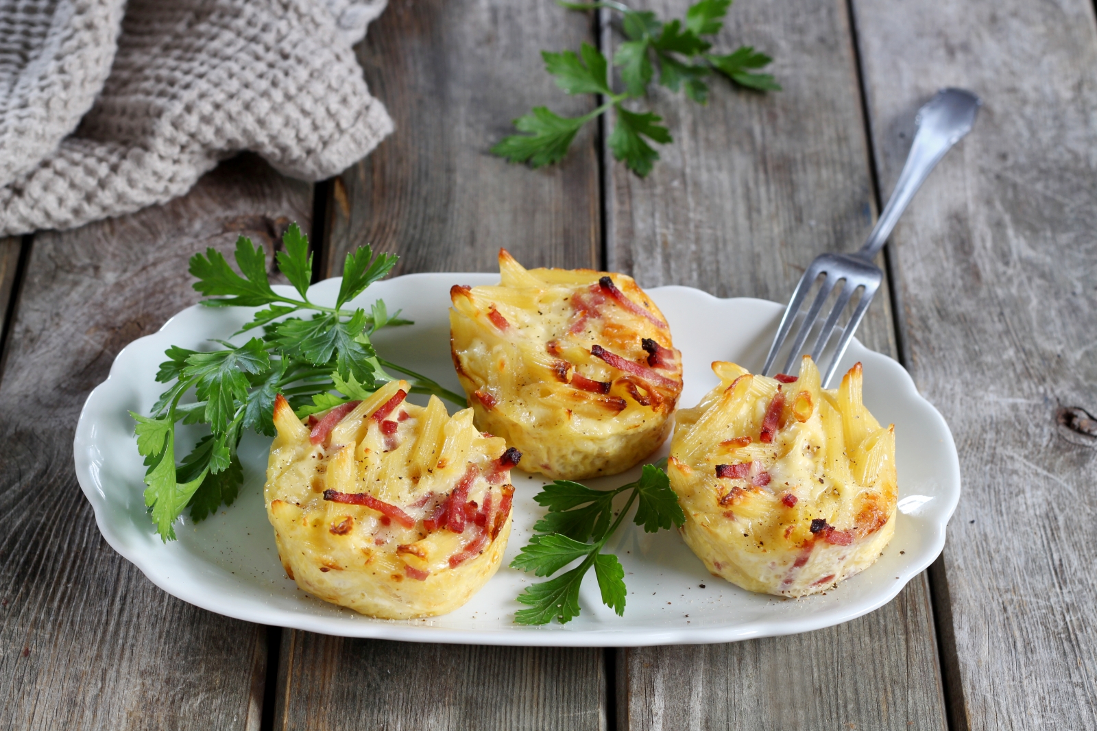 Herzhafte Mini-Gratins mit Penne und Schinken