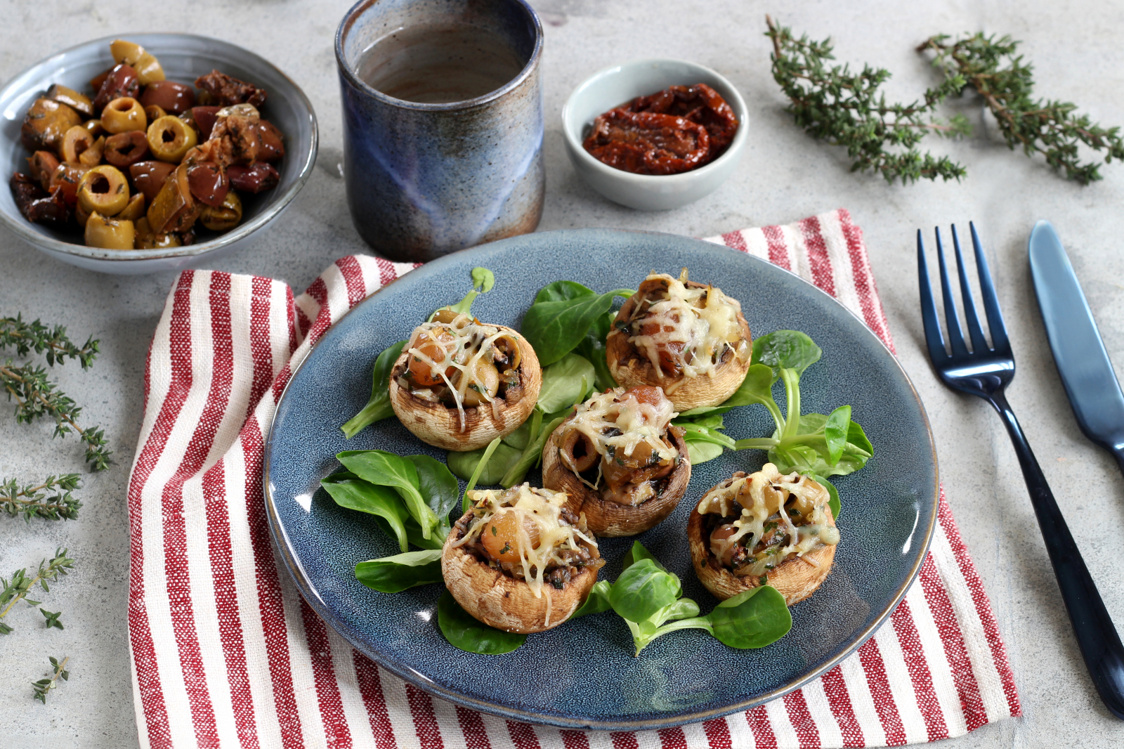 Champignons gefüllt mit getrockneten Tomaten und Oliven