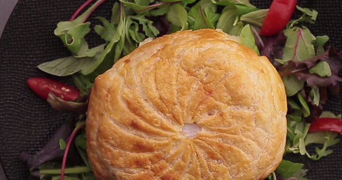 Camembert im Schlafrock mit Kartoffeln und Speck