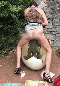 SCHOCKIERENDES FOTO:  Frau MASTURBIERT an einem DINOSAURIER vor den Augen von KINDERN