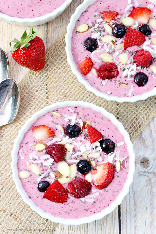 waldbeeren-smoothie-bowl mit erdbeeren und heidelbeeren