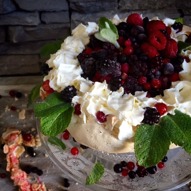Baiserschale mit geeisten Beeren und Joghurt (4.5/5)