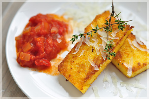 Polentaschnitten mit feuriger Tomatensoße (4/5)
