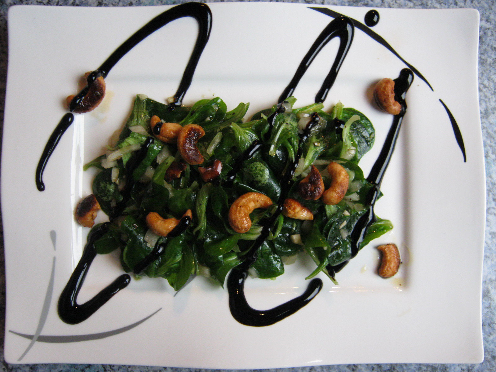 Feldsalat mit Himbeeressig und Cashewkerne (3.8/5)