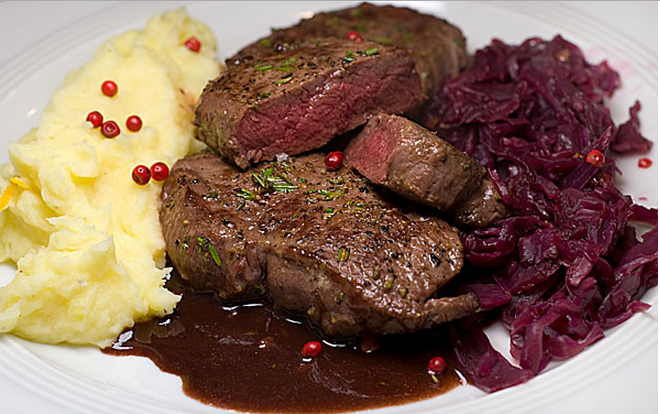 Hirschrückensteaks mit Lebkuchensoße (3.2/5)