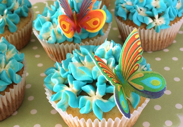 Zitronenmuffin mit Blumenwiese