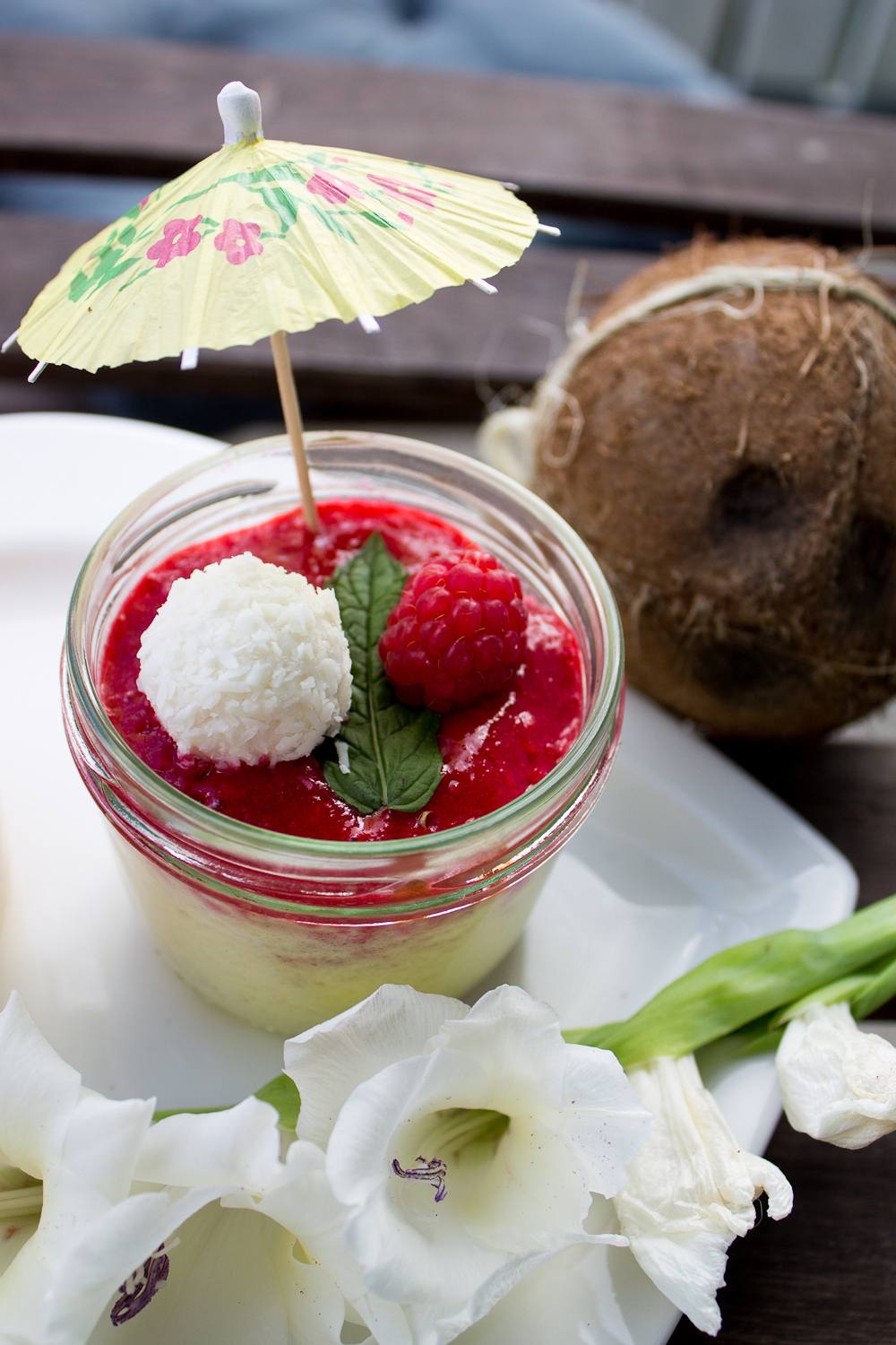 Kokos – Himbeerquark Dessert mit Himbeer-Limettenspiegel (Raffaello ...